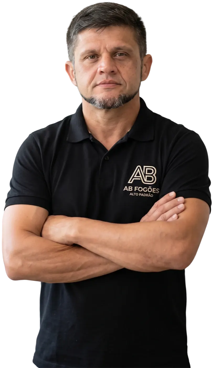 Anselmo Bueno, técnico especialista em conserto de fogões, de braços cruzados